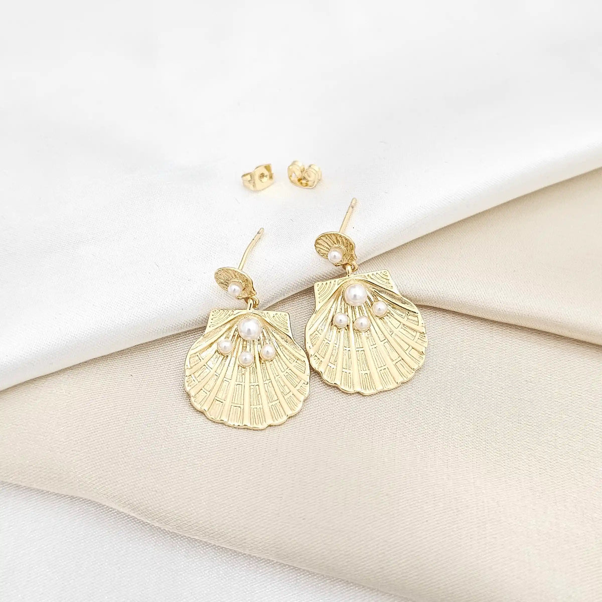 Topo Doble Concha Dorado Con Perlas Rf K6708