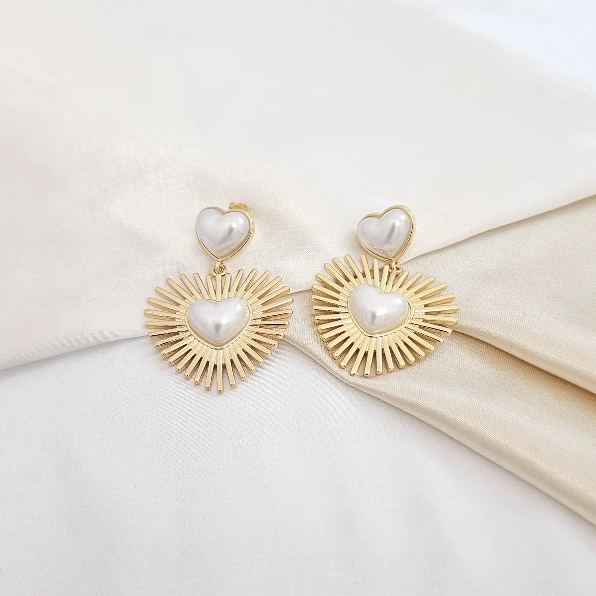 Topo Doble Corazon De Perla Con Rayos Dorado Rf K4717