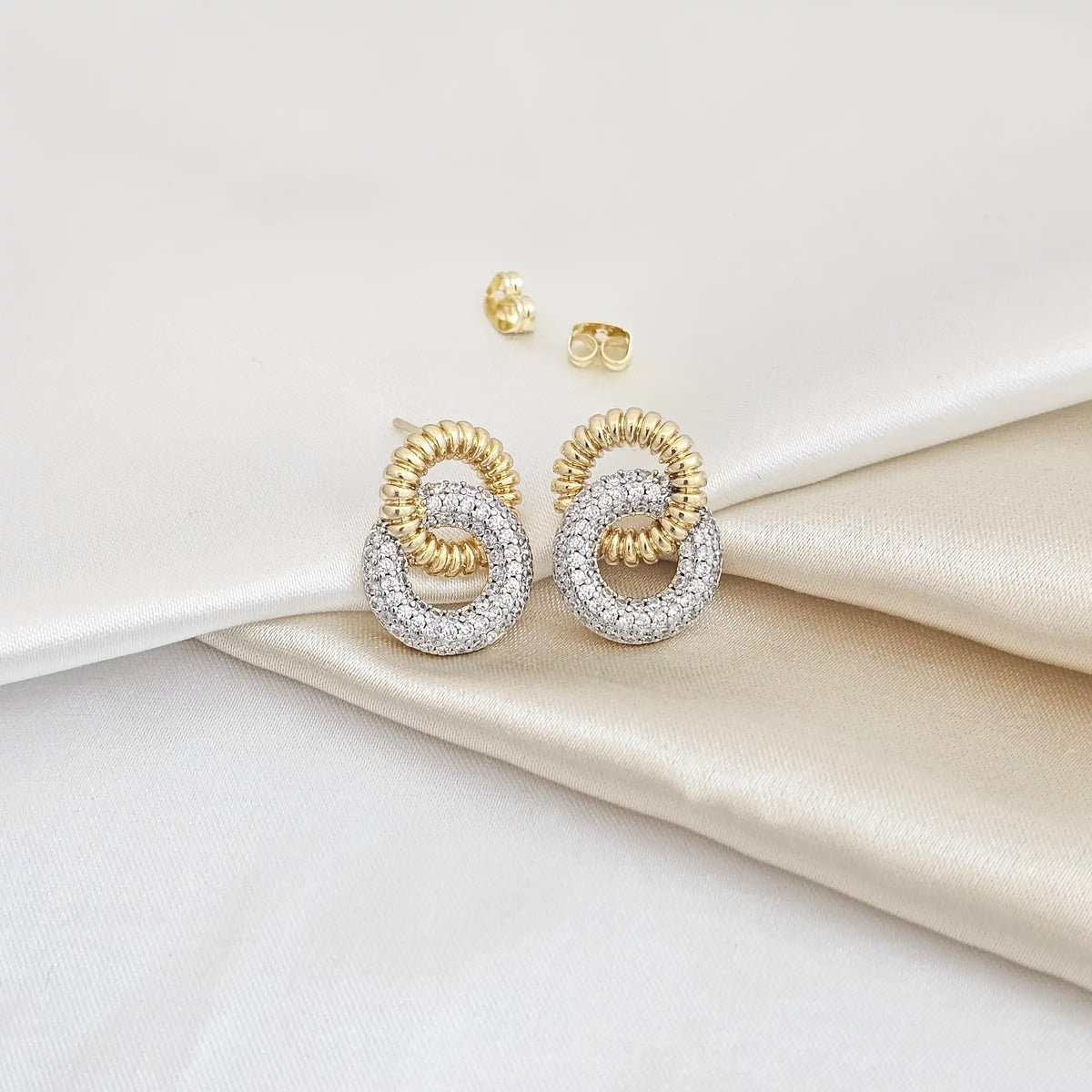 Topo Dos Aros Enlazados Dorado Y Plateado Rf K4922