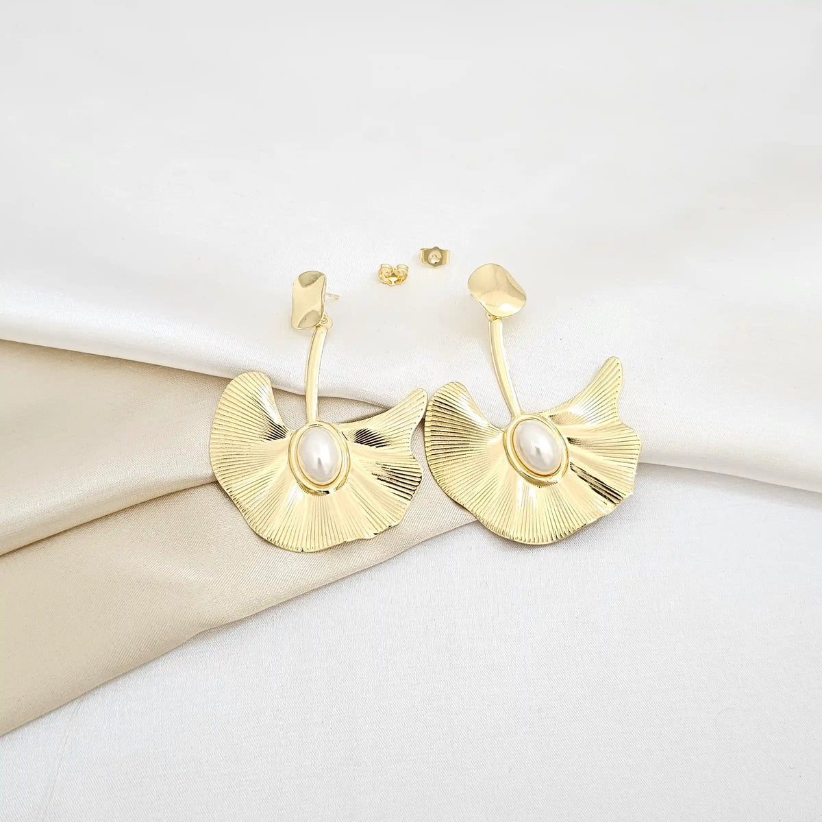 Topo Elegante Con Perla Colgante Dorado Rf K6101