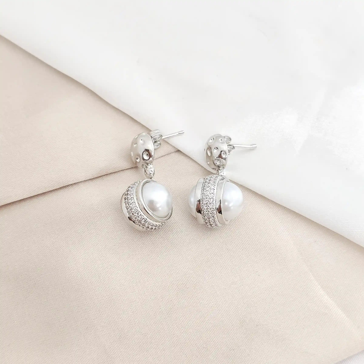 Topo Elegante  Doble Perla Y Circones Plateado Rf K8212