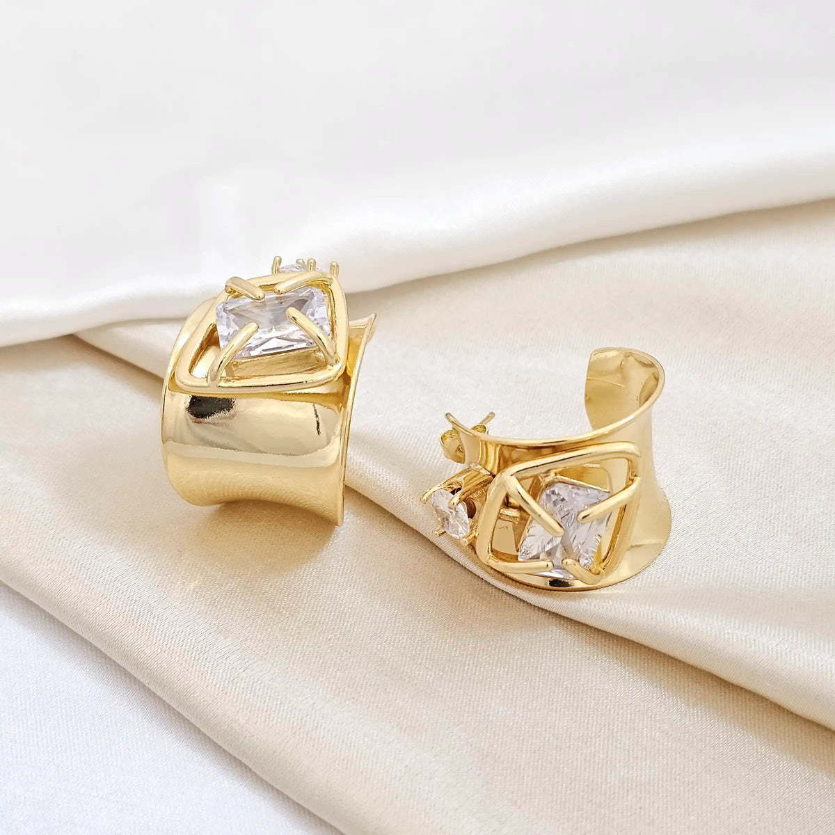 Topo Estilo Anillo Con Circon Grande Dorado Rf K4171