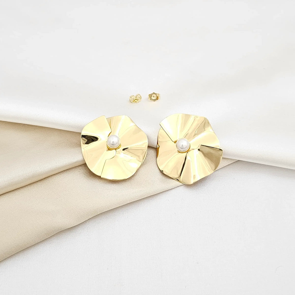Topo Flor Liso Con Perla 6 Mm Dorado Rf K6098