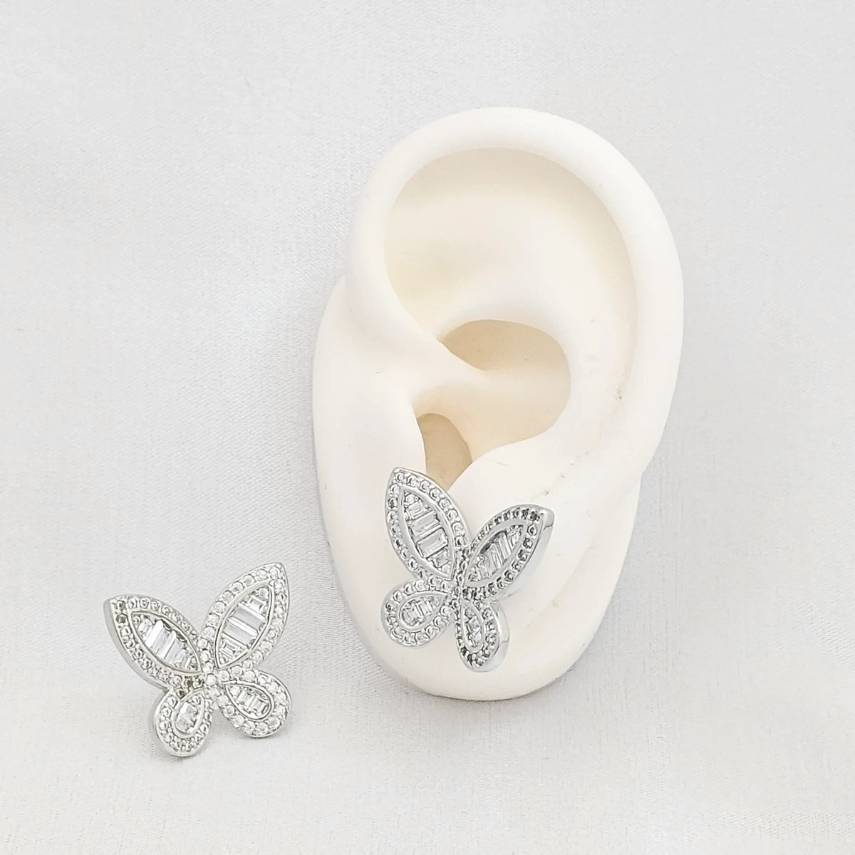 Topo Mariposa Grande Plateada Con Circones Rf K6967