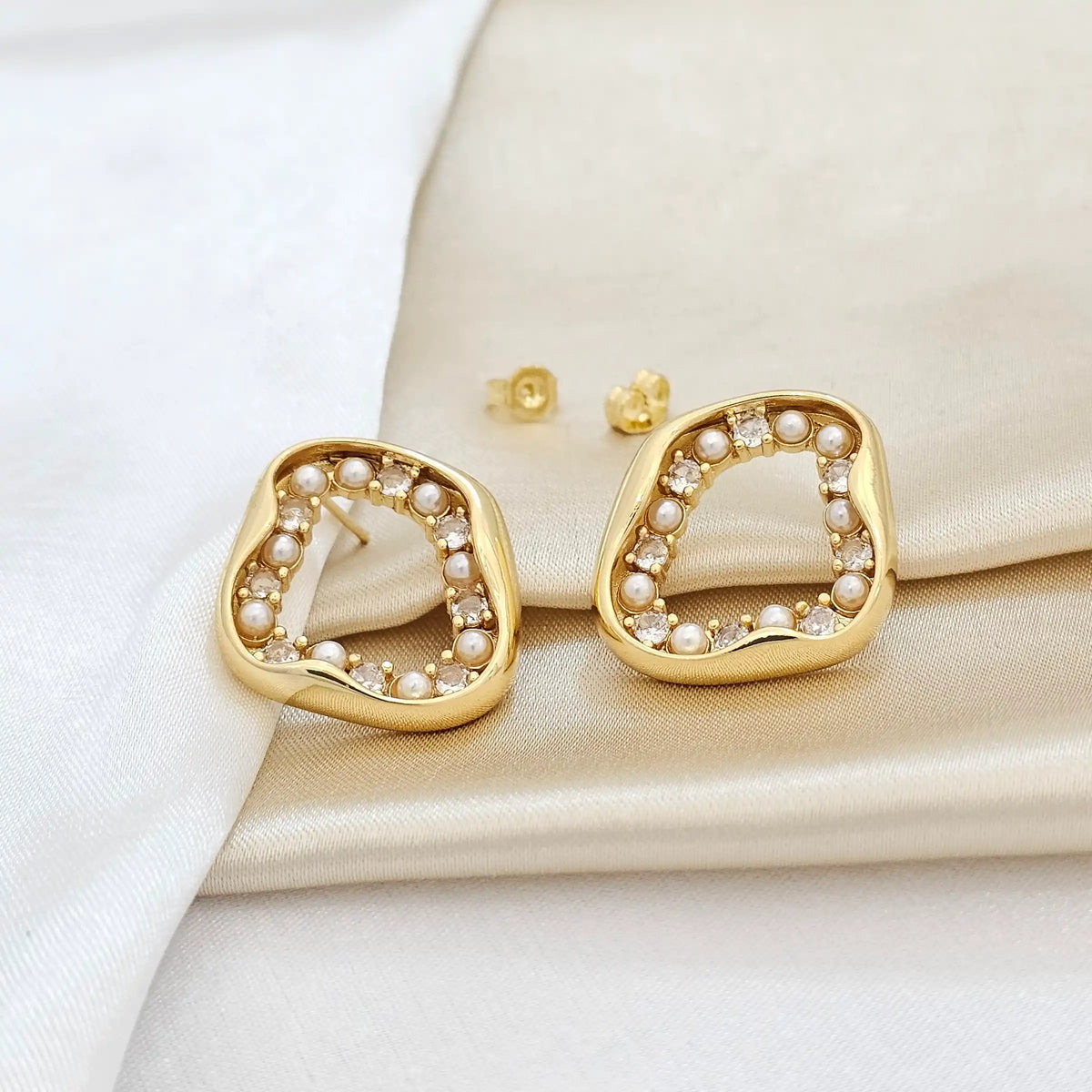 Topo Ondulado Con Perlas Y Circones Dorado Rf K4069