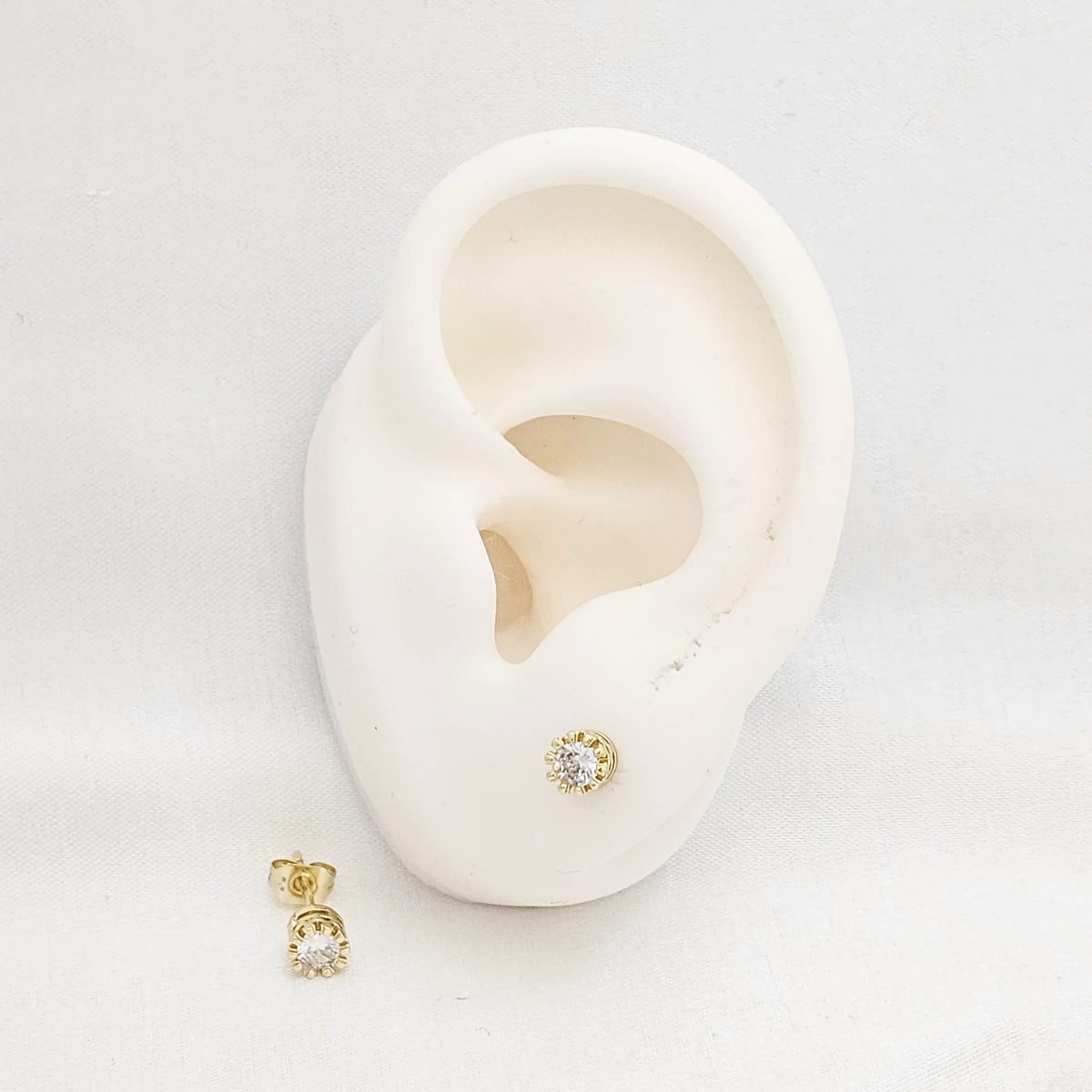 Topo Pequeño Circon Redondo Dorado Rf K6613